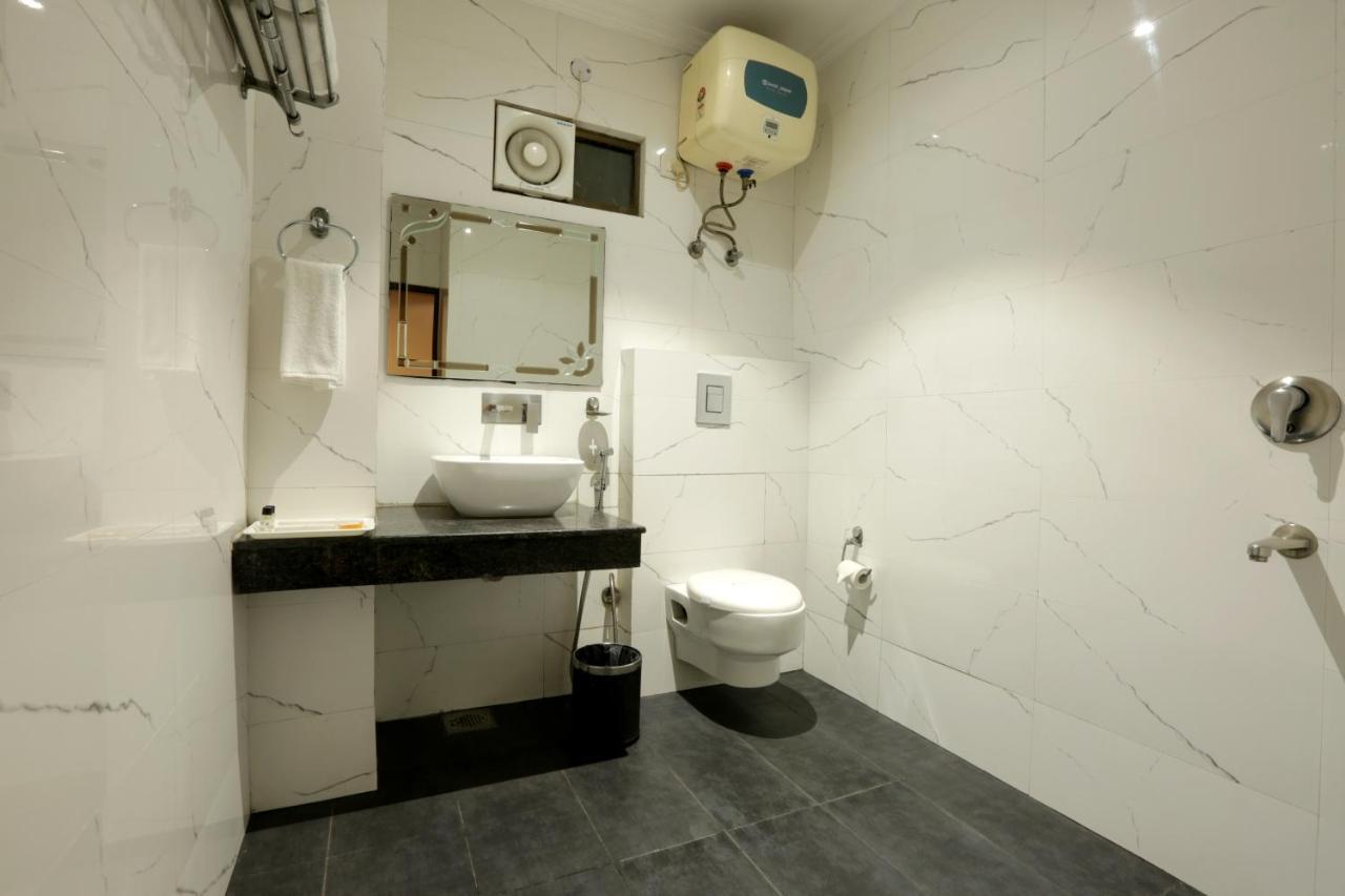 Airport Hotel Le Seasons New Delhi Exterior foto