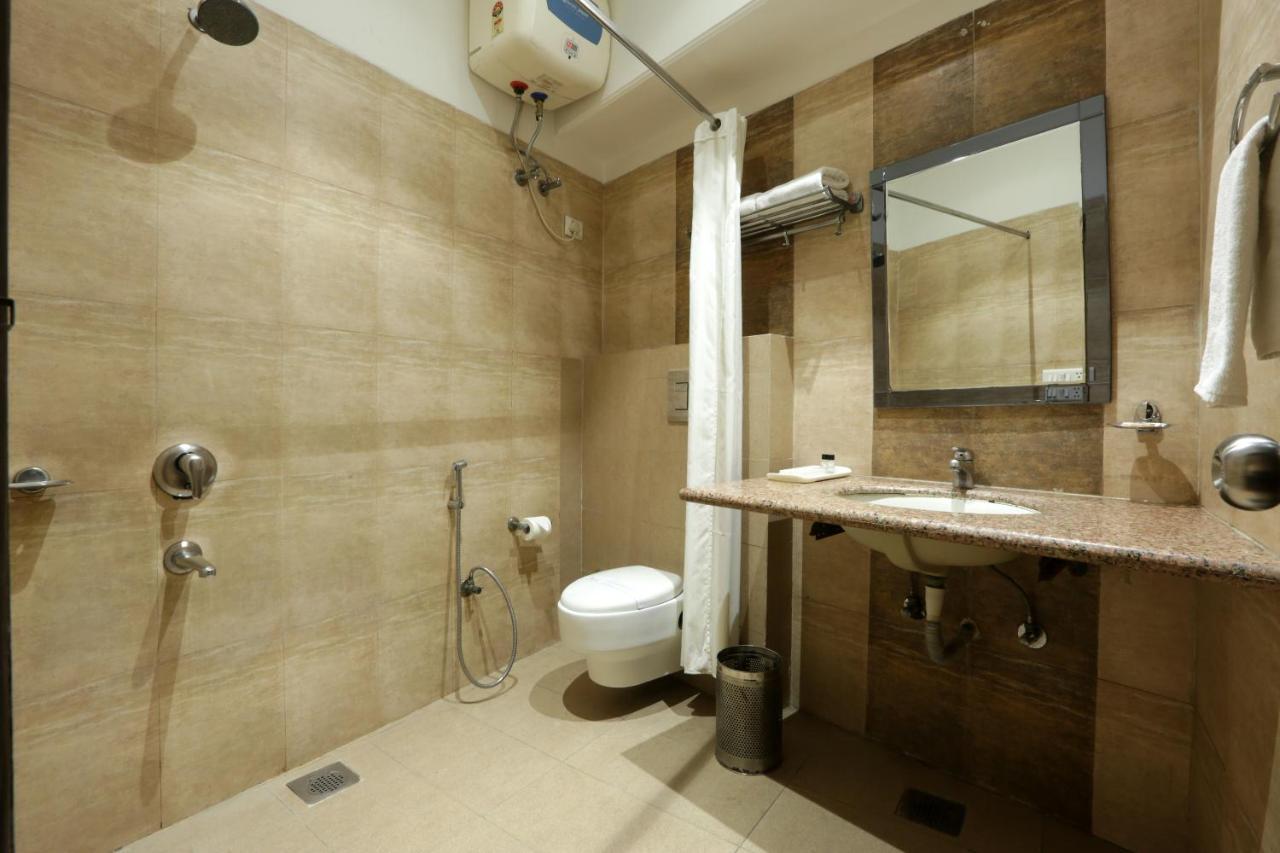 Airport Hotel Le Seasons New Delhi Exterior foto