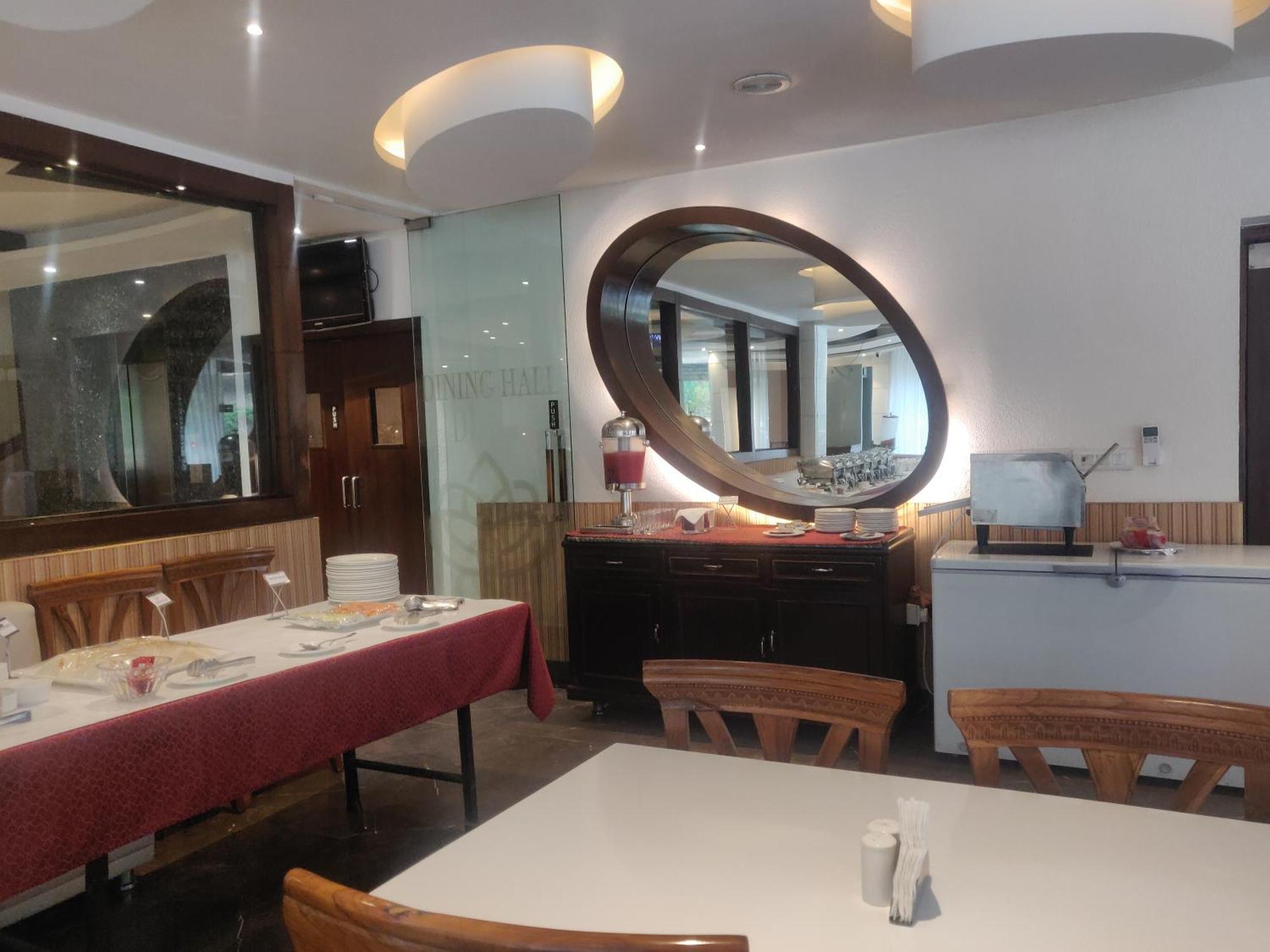 Airport Hotel Le Seasons New Delhi Exterior foto